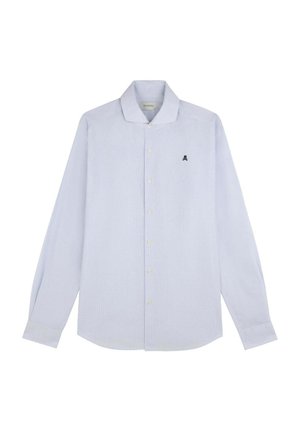 Camisa de botón azul claro con mangas largas, un cuello clásico y un pequeño logo de calavera negra en el lado izquierdo del pecho, hecha de tela de algodón.