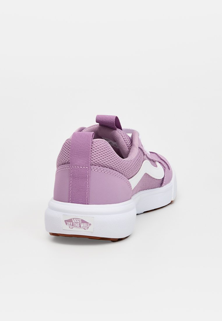 Zapatillas moradas con parte superior de malla y goma, que cuentan con una franja lateral blanca, collar acolchado y una suela blanca texturizada.