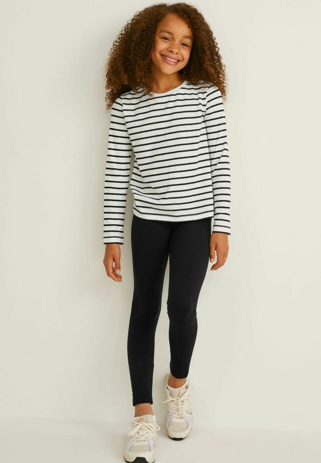black high top converse with leggings