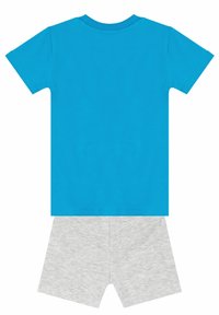 Camiseta de algodón turquesa con manga corta y cuello redondo, combinada con pantalones cortos grises de textura suave y cintura elástica.