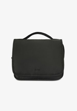 Kompaktowa czarna torba podróżna na kosmetyki z uchwytem u góry i klapą, z subtelnym napisem marki na przednim środku.