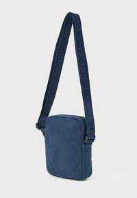 Ναυτικό χιαστί σακίδιο από κοτλέ με ορθογώνιο σχήμα, που διαθέτει υφή στην επιφάνειά του και ρυθμιζόμενο λουρί με την ένδειξη "TOMMY JEANS."