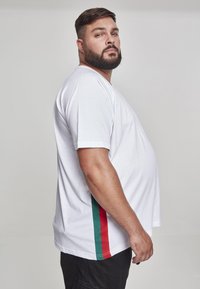 Urban Classics RAGLAN SIDE STRIPE TEE - Apdrukāts T-krekls - white/firered/green