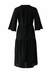 Svart bomullsklänning med ett lager-på-lager-design, klockärmar med ögla-accenter och en figursydd bodice. Bakifrån visar den en rundad halsringning.