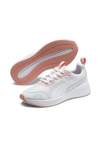 Białe buty sportowe z różowymi akcentami, z tkaniny o teksturowanej siateczce, wyściełanym kołnierzem i gumową podeszwą z teksturowanym wzorem gripu.