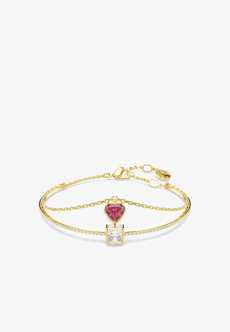 Pulseira de ouro com uma pedra preciosa rosa em forma de coração e uma pedra clara quadrada, adornada com pedras claras menores ao longo da corrente.