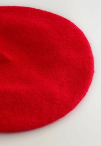Rote Filz-Beret, runde Form, weiche Textur, nahtloses Design und subtile Faserdetails. Ideal für Kopfbedarfsartikel.