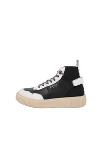 Baskets montantes en cuir noir avec des accents blancs, en daim texturé, semelle en caoutchouc, marque sur le côté et une boucle à talon à motifs.