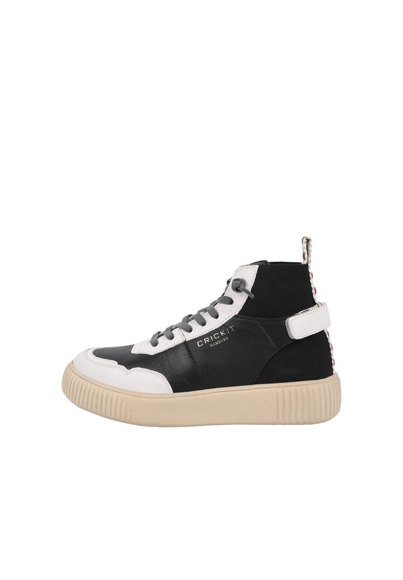 Baskets montantes en cuir noir avec des accents blancs, en daim texturé, semelle en caoutchouc, marque sur le côté et une boucle à talon à motifs.