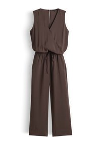 Combinaison sans manches marron foncé avec encolure en V, corsage portefeuille, taille élastique avec cordon de serrage et pantalons larges.