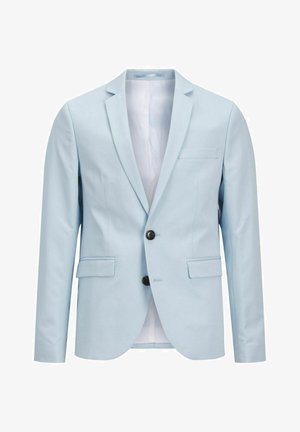 Ανοιχτό μπλε κοστούμι με μονοκόμματο σακάκι, με πέτο και δύο τσέπες, συνδυασμένο με ταιριαστά παντελόνια και λευκά αθλητικά παπούτσια.