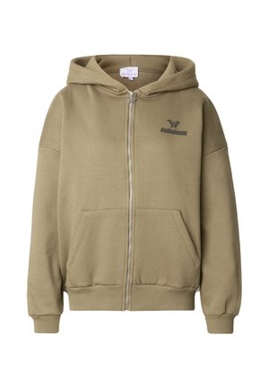 Olivengrønn hettegenser med glidelås laget av mykt stoff. Har stor hette, frontlommer, ribbestrikkede mansjetter og en logo på brystet.