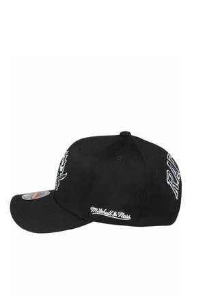 Cappellino snapback nero Mitchell & Ness con loghi ricamati bianchi sui lati e sul retro, visiera curva e fori di ventilazione.