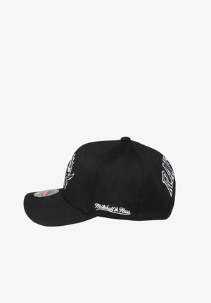 Schwarze Mitchell & Ness Snapback-Kappe mit weißen, seitlich und hinten gestickten Logos, gebogenem Schirm und Belüftungsösen.