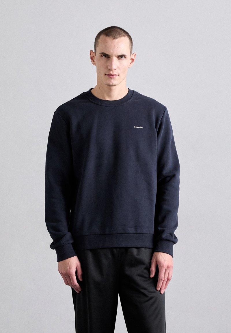 Holzweiler - REGULAR CREW - Sweatshirt - dark navy, Forstørre