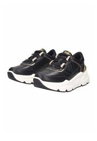 Sneakers in pelle nera con suola in gomma bianca, dotati di accenti dorati e lacci decorativi. Design chunky con una texture morbida.