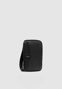 Borsa a tracolla in pelle nera con texture liscia, forma rettangolare, chiusura con zip e cinturino regolabile. Design minimalista con dettaglio in rilievo.