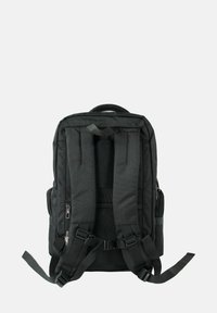 Zwarte rugzak met gevoerde schouderbanden, gaas achterpaneel, ritszakken en verstelbare zijgespen. Duurzaam materiaal met een gestructureerde vorm.
