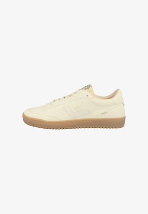Weiße Leder-Sneaker mit einer strukturierten Gummisohle, versehen mit einem Logo-Akzent und Schnürdesign. Glatte Oberseite mit Perforationen für Atmungsaktivität.