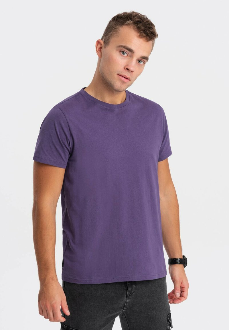 Lilla bomulds T-shirt med rund hals og korte ærmer. Stoffet ser glat og let ud, hvilket giver en afslappet pasform.
