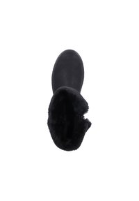Bottine noire à la cheville avec un col doux et duveteux. Fabriquée en cuir, elle présente un bout arrondi et une semelle texturée pour une bonne adhérence. Design simple et sans ornements.