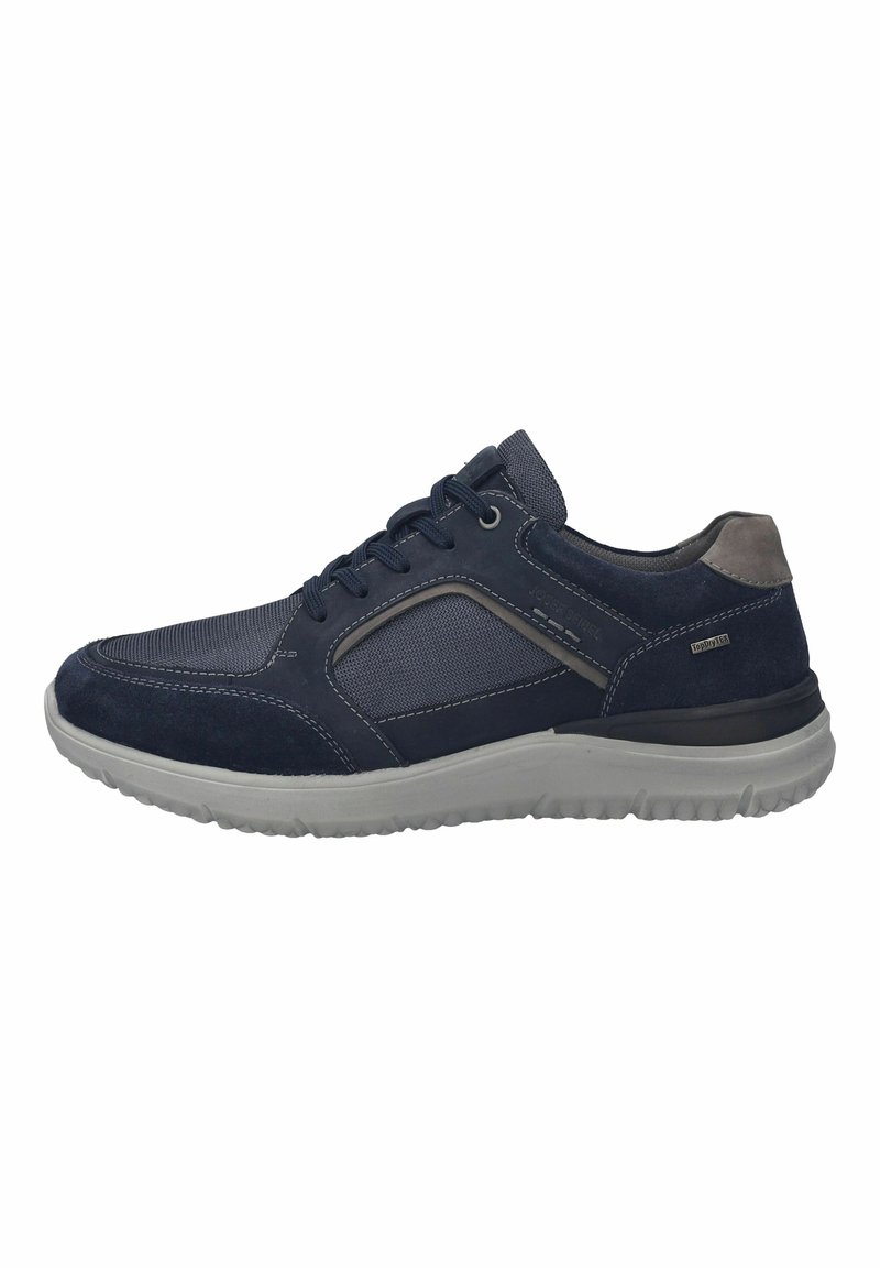 Sneaker blu navy realizzati in suede e mesh, caratterizzati da una punta rotonda, design con lacci, tallone rinforzato e suola in gomma grigia chiara.