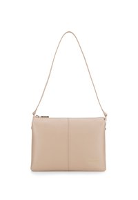 Borsa a tracolla in pelle beige con una texture liscia, forma rettangolare, chiusura con zip e una tracolla sottile. Presenta un branding sottile.