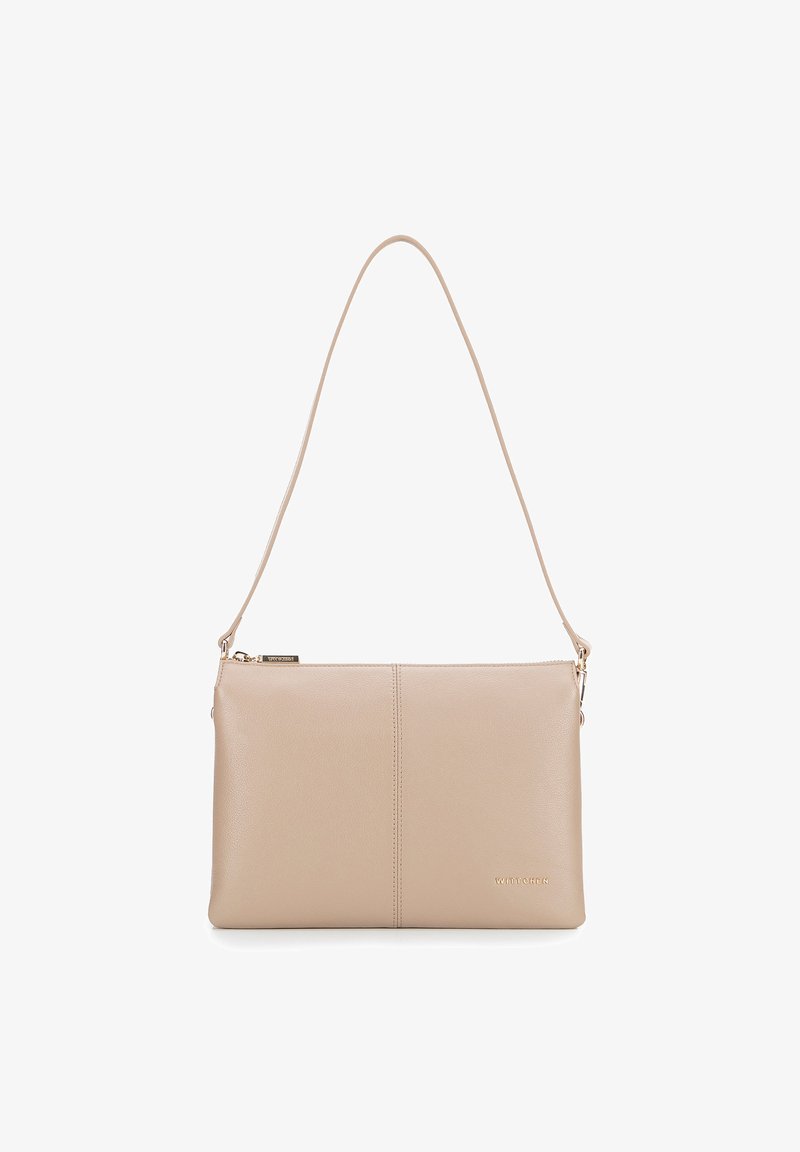Borsa a tracolla in pelle beige con una texture liscia, forma rettangolare, chiusura con zip e una tracolla sottile. Presenta un branding sottile.