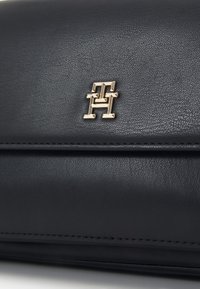 Tommy Hilfiger SOFT UTILITY LRG CROSSOVER - Skuldertasker - black