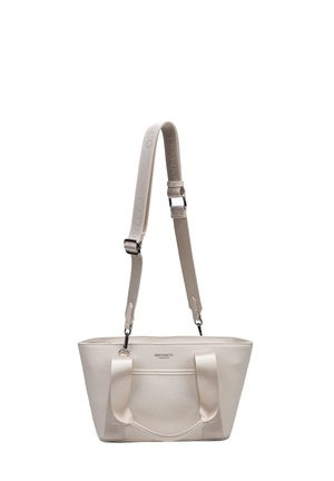 Gebroken witte handtas van gestructureerd leer met dubbele handvatten en een verstelbare stoffen schouderband, met het label "DIANA&CO FIRENZE" aan de voorkant.