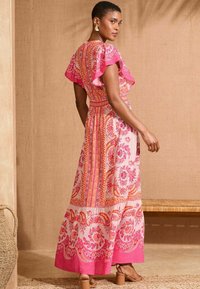 Love & Roses PETITE FIT - WOODBLOCK PRINTED V-NECK FLUTTER SLEEVE - Maxi šaty - ivory