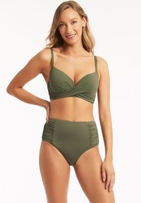 Zestaw bikini w oliwkowym odcieniu z krzyżowym designem na górze oraz wysokim stanem dołów z marszczeniem bocznym, które dodaje tekstury.