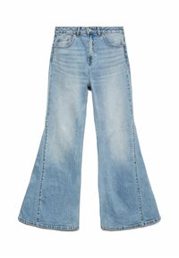 Lichtblauwe hoge taille denim jeans met wijd uitlopende pijpen, vooraan knoop-, ritsluiting en vijf zakken ontwerp, plat gelegd op een witte achtergrond.