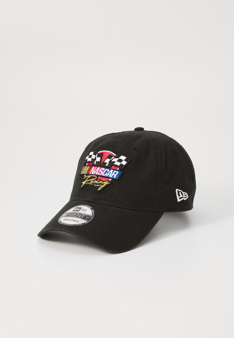 Casquette en coton noir avec le texte brodé "NASCAR Racing" en rouge, bleu et jaune. Présente des drapeaux à damier et une sangle ajustable.