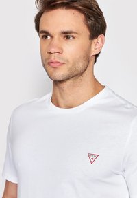 Guess KURZARM - Tricou basic - weiß
