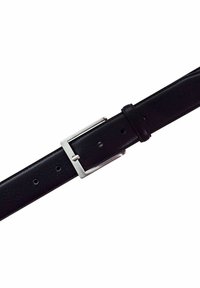 Zwarte leren riem met een rechthoekige zilveren metalen gesp, voorzien van meerdere verstelgaten en een gladde, gestructureerde oppervlak.
