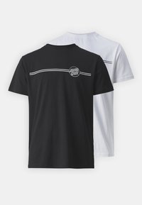 Juodos ir baltos crewneck tipo marškiniai. Juodas marškinys turi baltą horizontalų raštą ir logotipą; baltas marškinys yra paprastas. Abu yra pagaminti iš medvilnės.
