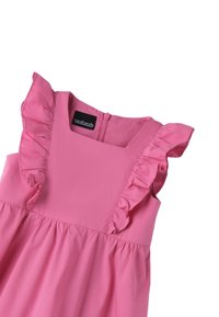 Rosa ärmelloses Kleid mit Rüschenschulterakzenten, einem quadratischen Ausschnitt und einem Reißverschluss hinten. Hergestellt aus leichtem Stoff mit glatter Textur.