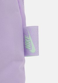 Nike Sportswear HERITAGE DRAWSTRING UNISEX - Hátizsák - lilac bloom/vapor green