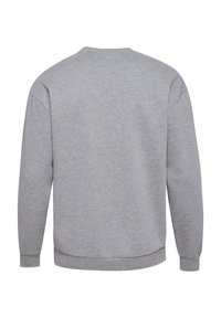 Sudadera gris de algodón con cuello redondo, mangas largas, puños acanalados y dobladillo. Textura suave, diseño simple, sin gráficos ni patrones.