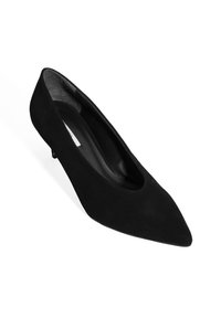 Zwarte suède kitten-heeled pumps met een spitse neus, een gladde textuur en een brede opening aan de voorkant, ontworpen voor een getailleerde silhoutte.