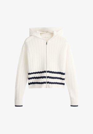Biely mikinový sveter na zips s kapucňou so štruktúrovaným vlnitým vzorom, s tromi horizontálnymi čiernymi pruhmi blízko pásu a čiernymi lemami na manžetách.
