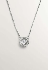 Collar de cadena de plata que presenta una piedra clara, facetada y redonda, rodeada de pequeños rhinestones en un ajuste circular.