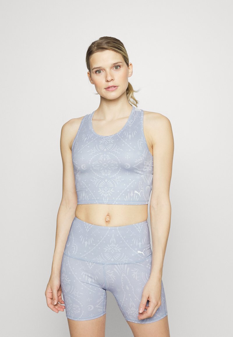 Conjunto de top desportivo azul claro e calções de cintura alta. Tecido suave e elástico com um padrão. Pouca ferragem, estilo nadador.