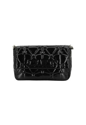 Borsa a tracolla nera trapuntata realizzata in materiale lucido. Presenta borchie metalliche e un logo in rilievo sul fronte. Forma rettangolare compatta con tracolla.