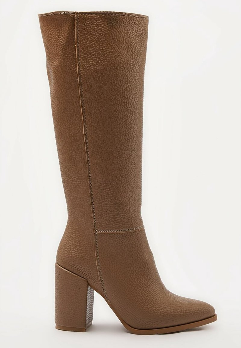 Botte haute en cuir marron avec surface texturée, bout arrondi et talon haut épais sur fond blanc uni.