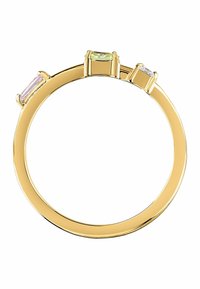 Goldring mit drei rechteckigen Edelsteinen: pink, grün und klar. Glatte Band mit Krappenfassungen und polierter Oberfläche.