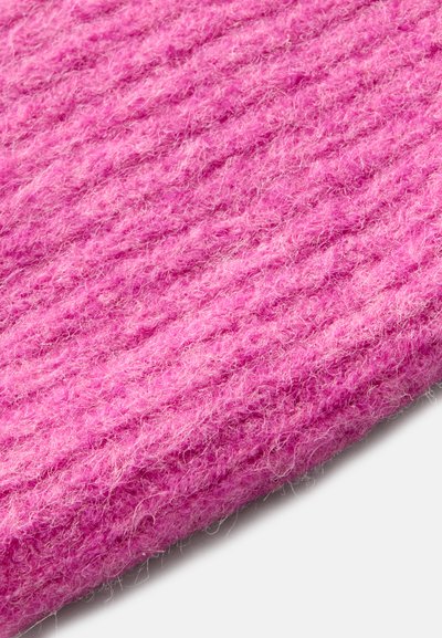 Textúrovaná ružová látka s mäkkými, jemne chlupeňatými vláknami, s rebrovaným vzorom a mierne lesklým povrchom. Ideálna na pohodlné aplikácie.