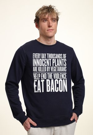 Navyblaues Sweatshirt mit Rundhalsausschnitt und langen Ärmeln, ausgestattet mit fettem weißen Text, der einen humorvollen Slogan vermittelt. Aus Baumwollmaterial mit glatter Textur.