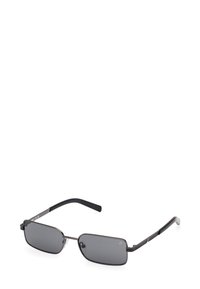 Occhiali da sole con montatura rettangolare in metallo nero, lenti scure e aste nere testurizzate su sfondo bianco.